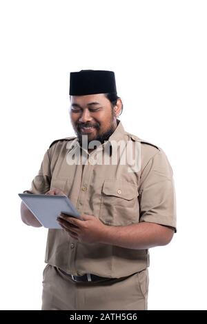 Felice governo indonesiano lavoratore utilizzando tabletp pc. imprenditore utilizzando dispositivo moderno. pegawai negeri sipil Foto Stock