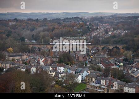 Arriva Crosscountry treno classe 22 voyager treno che attraversa il viadotto di Durham sulla linea principale della costa orientale. La vista dalla cattedrale di Durham Foto Stock