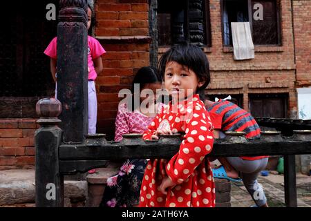 Bambino che gioca intorno ad un piccolo stupa nella valle di kathmandu Foto Stock