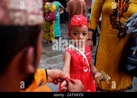 Piccolo bambino durante un festival in un piccolo villaggio nella valle di Kathmandu Foto Stock