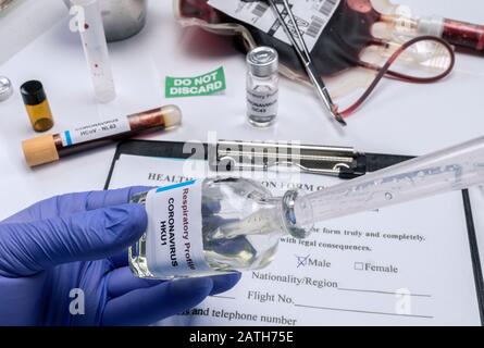 Lo scienziato esamina il campione di coronavirus in laboratorio, immagine concettuale Foto Stock