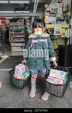 MANCANZA DI MASCHERE FACCIALI A TOKYO, GIAPPONE Foto Stock