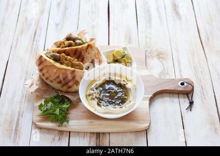 Jerusalem misto grill o Meorav Yerushalmi. Piatto di carne alla griglia. Si compone di cuore di pollo, milze e fegato mescolato con bit di agnello Foto Stock