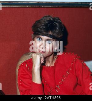 Die bretisch-australische Sängerin Olivia Newton-John positert für ein Foto a ihrem Wohnzimmer, Deutschland 1980. Il cantante britannico-australiano Olivia Newton-John è ritratto su una foto, Germania 1980. Foto Stock