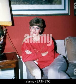 Die bretisch-australische Sängerin Olivia Newton-John positert für ein Foto a ihrem Wohnzimmer, Deutschland 1980. Il cantante britannico-australiano Olivia Newton-John è ritratto su una foto, Germania 1980. Foto Stock