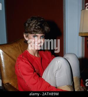 Die bretisch-australische Sängerin Olivia Newton-John positert für ein Foto a ihrem Wohnzimmer, Deutschland 1980. Il cantante britannico-australiano Olivia Newton-John è ritratto su una foto, Germania 1980. Foto Stock