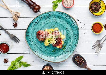 Anche di pollo cotto con patate. Nella piastra. Vista dall'alto. Spazio libero per il testo. Stile rustico. Foto Stock