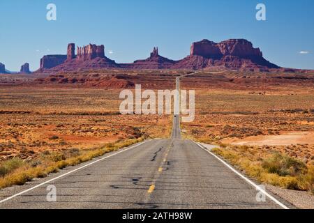 Autostrada 163 direzione Monument Valley Utah, Arizona, Stati Uniti. Foto Stock