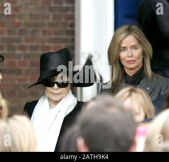 Yoko Ono (A Sinistra) E Barbara Bach - Funerale Di Neil Aspinal, Twickenham Inghilterra 07.04.08 Foto Stock