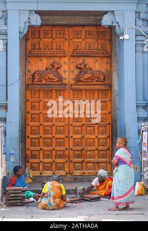 La porta di un tempio indù a Pondicherry. Da una serie di foto di viaggio nel sud dell'India. Data Della Foto: Mercoledì 8 Gennaio 2020. Foto: Roger Garfiel Foto Stock