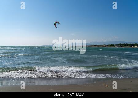 Divertimento acquatico e kiteboarding ad Ada Bojana, Montenegro Foto Stock