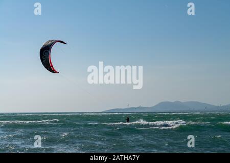 Divertimento acquatico e kiteboarding ad Ada Bojana, Montenegro Foto Stock