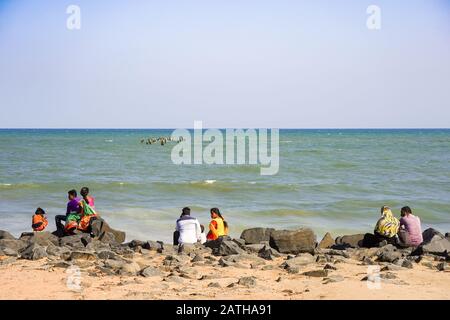 Turisti sulla spiaggia di Pondicherry. Da una serie di foto di viaggio nel sud dell'India. Data Della Foto: Mercoledì 8 Gennaio 2020. Foto: Roger Garfield/Ala Foto Stock