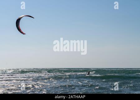 Divertimento acquatico e kiteboarding ad Ada Bojana, Montenegro Foto Stock