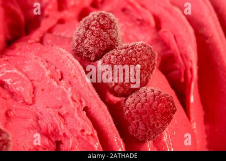 Melone ciliegia aromatizzato sorbetto texture con lamponi. Foto Stock