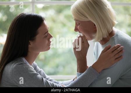 Il grownup di cura della figlia comodità ha sconvolto la mamma senior Foto Stock