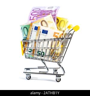 carrello o carrello pieno di varie banconote in euro; , concept online shopping o successo finanziario Foto Stock