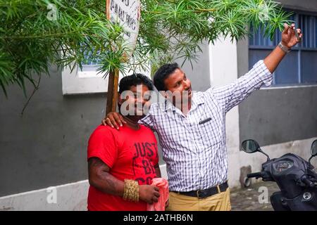 La gente del posto prende un selfie a Pondicherry. Da una serie di foto di viaggio nel sud dell'India. Data Della Foto: Mercoledì 8 Gennaio 2020. Foto: Roger Garfield/Al Foto Stock