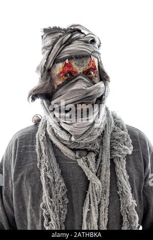 Costume horror creepy isolato su sfondo bianco, uomo con faccia sanguinosa e sciarpe Foto Stock