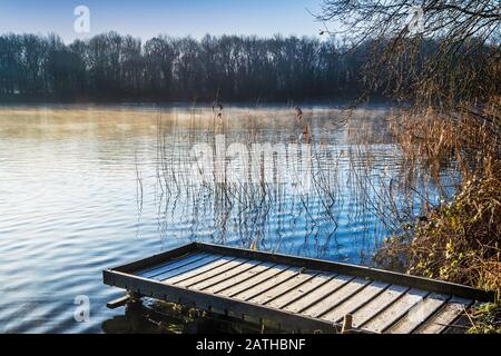 Una fredda e soleggiata mattinata invernale su Coate Water a Swindon. Foto Stock