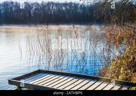 Una fredda e soleggiata mattinata invernale su Coate Water a Swindon. Foto Stock