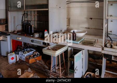 Abbandonato laboratorio chimico rovinato. Vetreria rotta vecchia Foto Stock