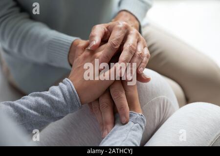 Madre e figlia tengono insieme le mani che condividono il momento più vicino Foto Stock