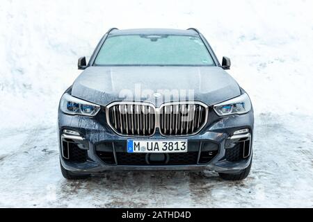 Ischgl,Austria - Gennaio 10th, 2020: L'ultimo nuovo SUV di lusso BMW x5 G05 parcheggiato all'aperto in inverno freddo giorno. Wehicle coperto con gorgfrost e ghiaccioli Foto Stock