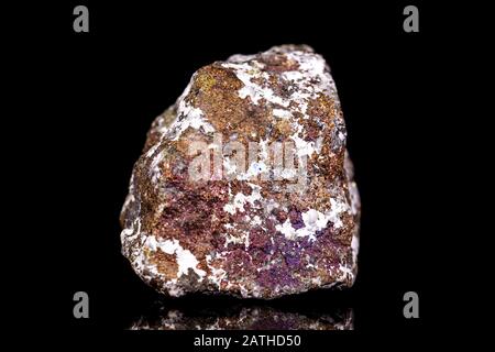 Piriti di rame crudi e non raffinati o calcopirite di fronte a sfondo nero, geologia e mineralogia Foto Stock