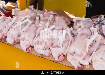 Pollo crudo intero venduto nel mercato locale, Repubblica Dominicana Foto Stock