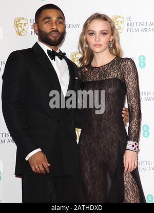 Anthony Welsh e Lily-Rose Depp durante i BAFTA British Academy Film Awards - Sala dei vincitori presso la Royal Albert Hall. Foto Stock