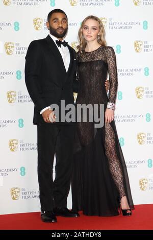 Anthony Welsh e Lily-Rose Depp durante i BAFTA British Academy Film Awards - Sala dei vincitori presso la Royal Albert Hall. Foto Stock