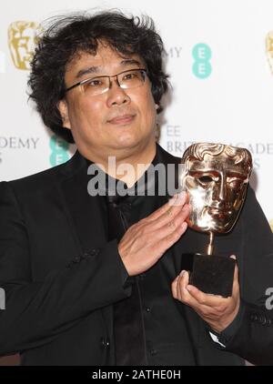 Bong Joon ho - miglior film in lingua straniera per I Parassiti durante i BAFTA British Academy Film Awards - Sala dei vincitori presso la Royal Albert Hall. Foto Stock