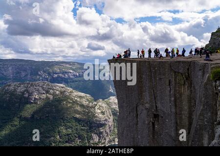 Cliff Prekestolen nel fiordo Lysefjord - Norvegia - natura e lo sfondo di viaggio Foto Stock