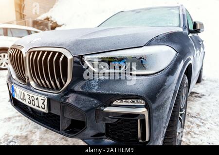 Ischgl,Austria - Gennaio 10th, 2020: L'ultimo nuovo SUV di lusso BMW x5 G05 parcheggiato all'aperto in inverno freddo giorno. Wehicle coperto con gorgfrost e ghiaccioli Foto Stock