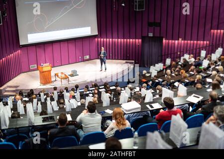 Altoparlante dando la presentazione sulla conferenza di business event. Foto Stock