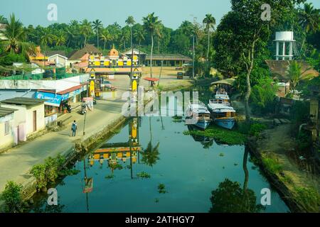 Un backwater in Kerala. Da una serie di foto di viaggio in Kerala, India del sud. Data Della Foto: Martedì 14 Gennaio 2020. Foto: Roger Garfield/Alamy Foto Stock