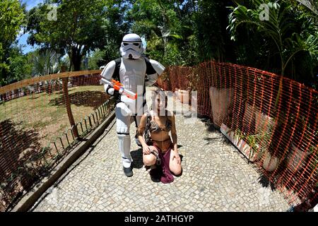 Street Carnival, America, Brasile - 11 febbraio 2017: I rivelatori in costume sono diventati personaggi di Star Wars durante il Carnevale di Rio de Janeiro Foto Stock