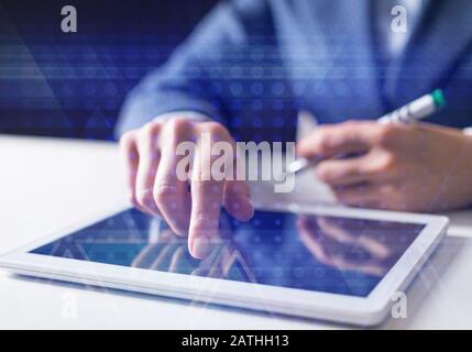 Business man lavora in ufficio con computer tablet Foto Stock