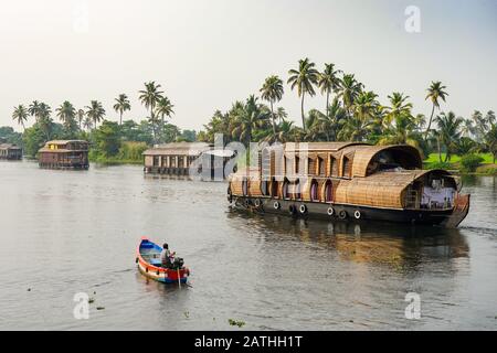 Barche su un backwater in Kerala. Da una serie di foto di viaggio in Kerala, India del sud. Data Della Foto: Mercoledì 15 Gennaio 2020. Foto: Roger Garfield/ Foto Stock