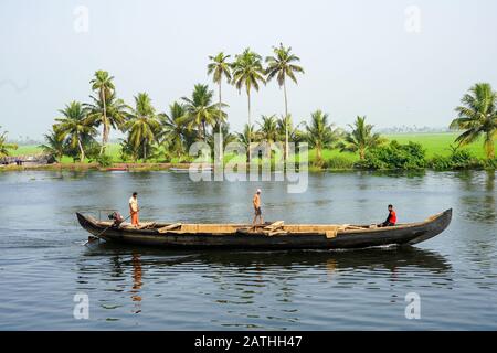 Una barca su un backwater in Kerala. Da una serie di foto di viaggio in Kerala, India del sud. Data Della Foto: Mercoledì 15 Gennaio 2020. Foto: Roger Garfield Foto Stock