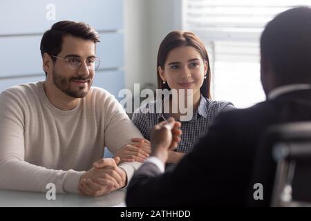 Coppia ascolti il consulente finanziario africano consulta circa l'ipoteca che ottiene la possibilità Foto Stock