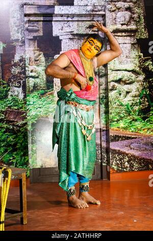 Un attore si prepara per una performance di Narakasuravadham. Da una serie di foto di viaggio in Kerala, India del sud. Data Della Foto: Venerdì 17 Gennaio 2020. Foto Stock