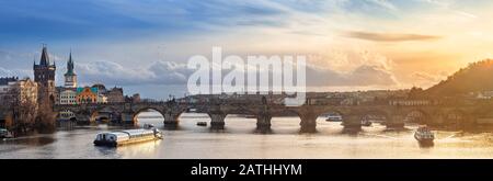 Praga, Repubblica Ceca - Vista panoramica del famoso Ponte Carlo (Karluv Most) in un soleggiato pomeriggio invernale con bel tramonto dorato e Foto Stock