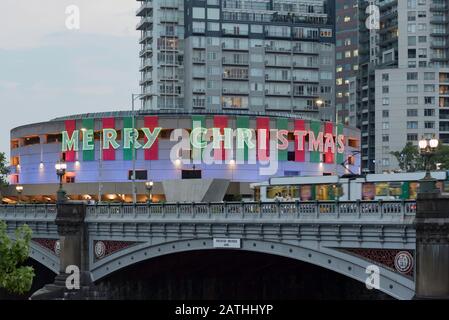 Dicembre 2019: Hamer Hall, Melbourne, parte del quartiere Arts Center accanto al fiume Yarra e Princes Bridge è illuminata con le parole Merry Christmas Foto Stock