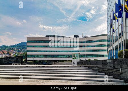 Casa di Bosnia-Erzegovina Parlamento e dintorni si riflette nel bicchiere. L'edificio è stato ristrutturato e riaperto nel 2007. Foto Stock