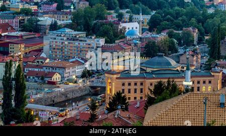 Uccelli notturni vista del centro storico di Sarajevo, in primo piano con l'ex Municipio e Biblioteca Nazionale a Sarajevo. Foto Stock