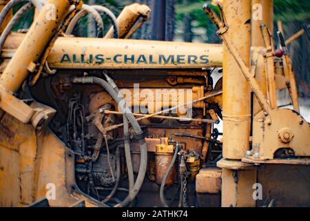 Il motore di un vecchio cingolato giallo Allis-Chalmers HD-6, in un'area boschiva, vicino a Noxon, Montana Foto Stock