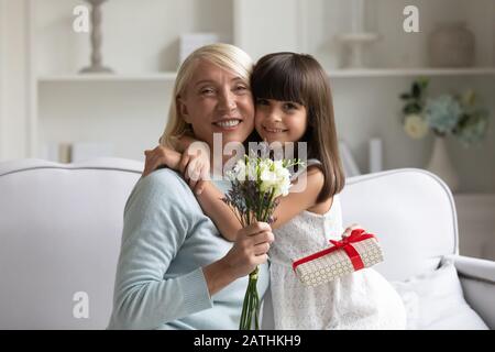 Ritratto di nonna felice e nipote che celebra il compleanno Foto Stock