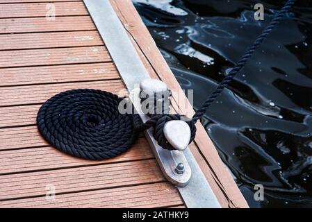 Marina bollard bitt al molo per barche, navi e yacht ormeggio knecht cross Foto Stock